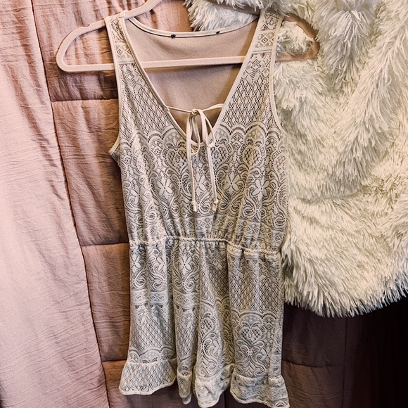CREAM LACE ROMPER - Picture 1 of 4